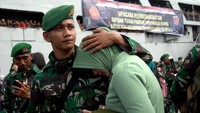Seorang prajurit TNI Angkatan Darat memeluk istrinya saat pemberangkatan Satgas pengamanan perbatasan RI-Papua Nugini. ANTARA FOTO/Abriawan Abhe.