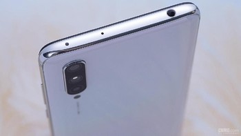 Ponsel ini masih memiliki jack audio 3,5 mm yang mendukung Hi Res Audio. Foto: Weibo