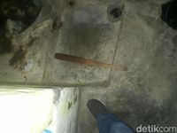 Barang bukti di kamar mandi, lokasi penemuan jasad bocah 7 tahun yang dibunuh