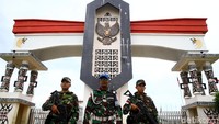 Warga Papua Nugini yang akan masuk ke wilayah RI harus melewati gerbang yang dijaga para prajurit TNI. Muhammad Ridho/detikcom.