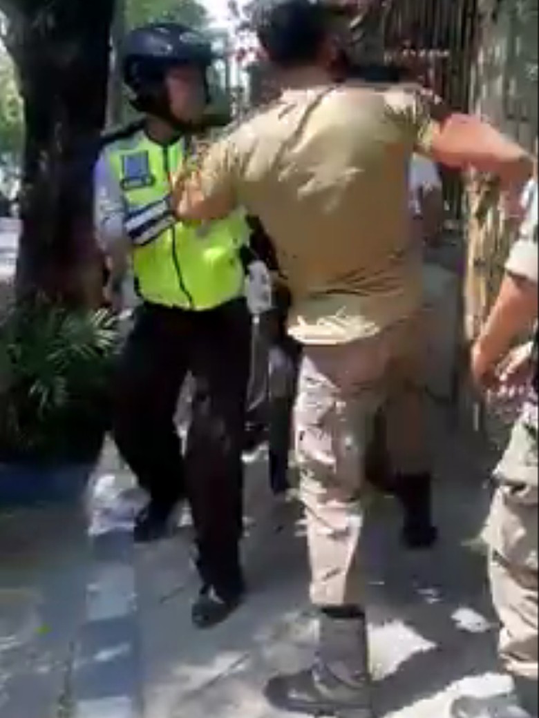 Viral Video Satpol PP Bojonegoro Tendang PKL Kelapa Muda Viral Video Satpol PP Bojonegoro Tendang PKL Kelapa Muda