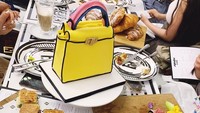 Lalu seperti apa sajiannya? Ada kopi berhias bubuk Fendi, sandwich dengan lambang F di bagian atas, dan tentu saja cookies berbentuk tas Fendi! Foto: Instagram peonylim