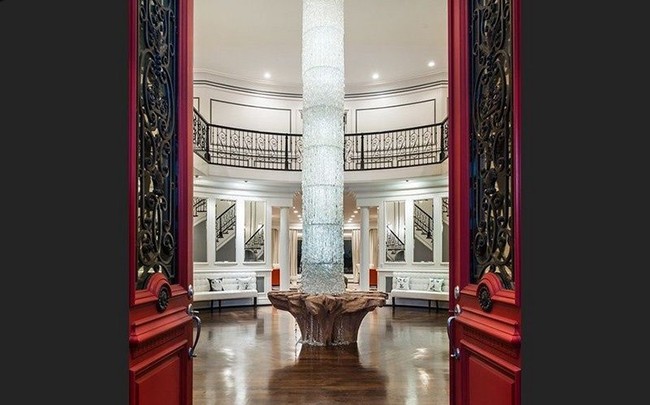 Kemewahan rumah ini langsung terasa ketika melangkahkan kaki ke dalam. Tamu langsung disambung lampu gantung yang menjuntai dari atap sampai lantai, menyerupai air terjun. Tak tanggung-tanggung, lampu tersebut dihiasi 150 ribu butir kristal. (Foto: Dok. Variety)