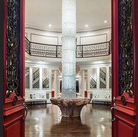 Kemewahan rumah ini langsung terasa ketika melangkahkan kaki ke dalam. Tamu langsung disambung lampu gantung yang menjuntai dari atap sampai lantai, menyerupai air terjun. Tak tanggung-tanggung, lampu tersebut dihiasi 150 ribu butir kristal. (Foto: Dok. Variety)