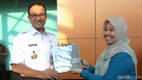 Anies menerima cenderamata berupa buku.