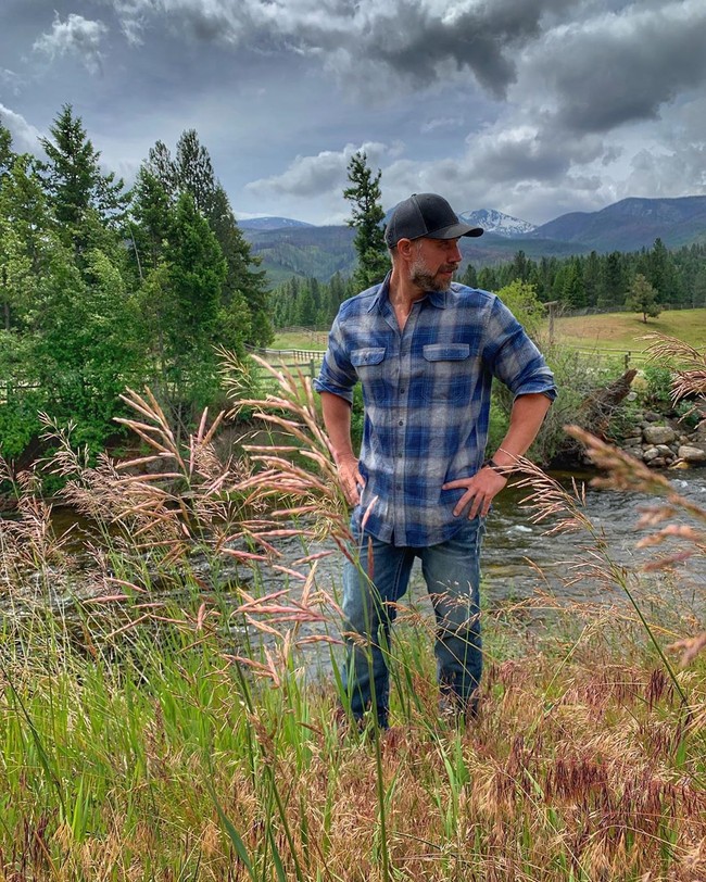 Saat baru mulai diet, ukuran jeans yang biasa dikenakannya 42. Kini ia memakai celana dengan ukuran 33. Foto: Instagram/@jeremiahpetersonmontana