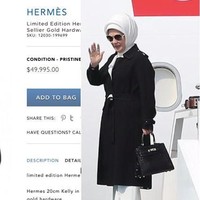 Adalah koran lokal Turki, Cumhuriyet, yang menurunkan laporan mengkritik penampilan Emine Erdogan. While the citizens struggle with price hikes, the Palace does not step back from luxury, demikian koran tersebut menulis. Dalam tulisannya, Cumhuriyet, menuding keluarga Erdogan sama sekali tidak meninggalkan kemewahan dalam hidup mereka sementara rakyat harus bersusah payah bertahan hidup di tengah krisis ekonomi. Foto: Twitter