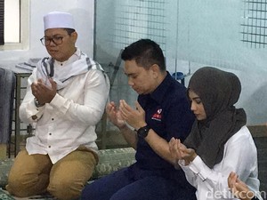 Vanessa Angel Berkerudung di Syukuran dengan Anak Yatim