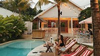 Masih di Bali, kali ini Shafa menikmati pemandangan di sekitar kolam restoran. Tentunya sambil menikmati minuman segar. Foto: Instagram shafaharris