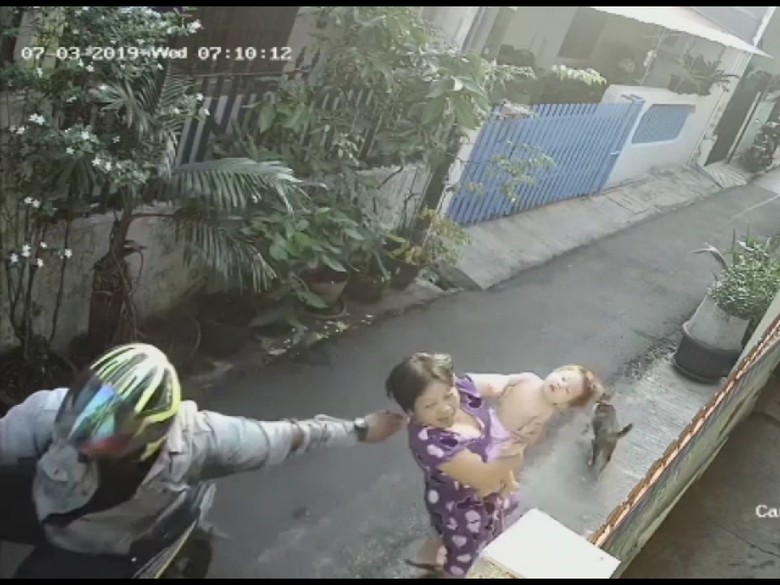 Polisi Juga Tangkap Penadah Kalung Emas Hasil Jambret Ibu Gendong Bayi Polisi Juga Tangkap Penadah Kalung Emas Hasil Jambret Ibu Gendong Bayi