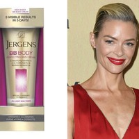 Aktris Jaime King mengandalkan makeup badan dari Jergens BB Body Cream. BB cream untuk badan tersebut memiliki hasil yang lebih ringan dibanding foundation dan memberikan kulit tubuh yang lebih berkilau. BB Body Cream seharga Rp 150 ribuan.  Foto: ist, Getty Images