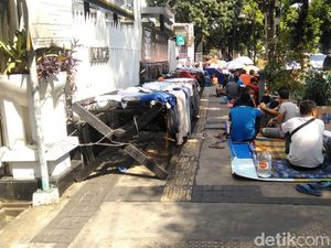 Pencari Suaka di Kalideres Pindah ke Trotoar Kebon Sirih Jakpus