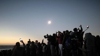 Fenomena alam Gerhana Matahari Total (GMT) terjadi sejak kemarin, 2 Juli hingga hari ini, 3 Juli 2019 di Chile dan Argentina. (Foto: Reuters)