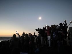 Ramai-ramai Nonton Bareng Gerhana Matahari