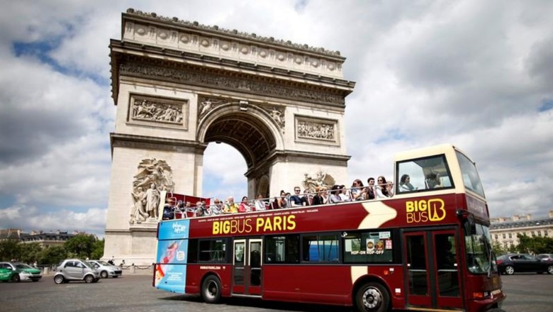 Bus wisata di Paris (REUTERS/Charles Platiau) Bus wisata di Paris (REUTERS/Charles Platiau)