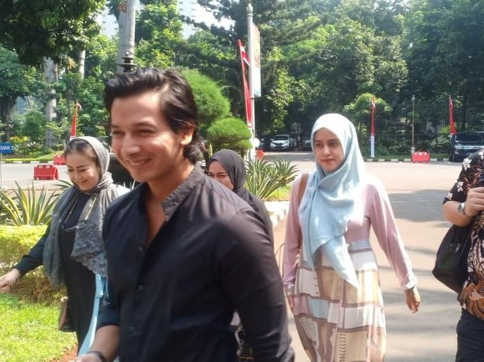 Ditemani Suami, Fairuz A Rafiq Siap Klarifikasi soal Ikan Asin