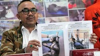 Polisi menunjukkan foto barang bukti yang diamankan dari tersangka MUA yaitu satu ekor beruang madu dan 15 ekor burung beo.