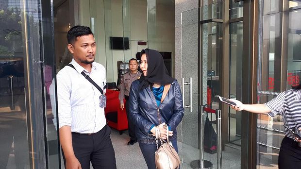 Rita nampak menebar senyum saat keluar dari gedung KPK.
