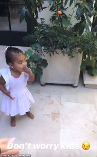 Khloe Kardashian Biarkan Putrinya Makan Jeruk Kumquat Langsung dari Pohon