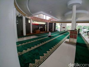 Usai Insiden Anjing, Masjid Al-Munawaroh Pakai Karpet Baru dari Hamba Allah