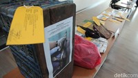 Keranjang yang digunakan untuk menjual beruang madu juga diamankan.