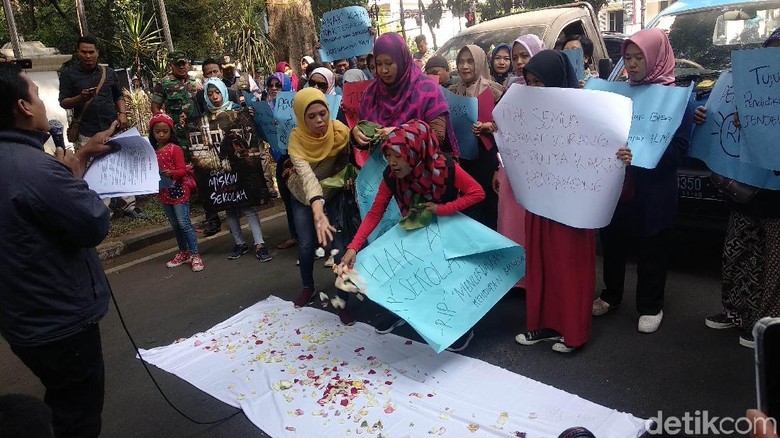 Protes PPDB, Puluhan Orang Tua Siswa Tabur Bunga di Balkot Bandung Protes PPDB, Puluhan Orang Tua Siswa Tabur Bunga di Balkot Bandung