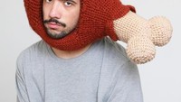 Melalui akun instagram @cillphilly, Phil membagikan foto dirinya mengenakan kostum unik yang bertemakan makanan. Seperti yang satu ini, ia membuat topi dengan bentuk paha ayam. Foto: instagram @chilliphilly