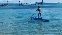Ella suka tantangan. Ia pun mencoba paddle board. (ellagross/Instagram)