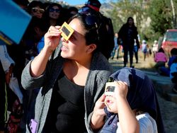 Ramai-ramai Nonton Bareng Gerhana Matahari