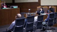 Para terdakwa yang juga mantan anggota DPRD Kalimantan Tengah (kiri-kanan) Borak Milton, Punding Bangkan, Edy Rosada dan Arisavanah mengikuti sidang putusan di Pengadilan Tipikor, Jakarta, Rabu (3/7/2019).