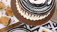Wah, cake ini benar-benar cocok untuk penggemar brand Fendi. Meski tampilannya sederhana, logo Fendi benar-benar mencuri perhatian. Foto: Instagram peonylim