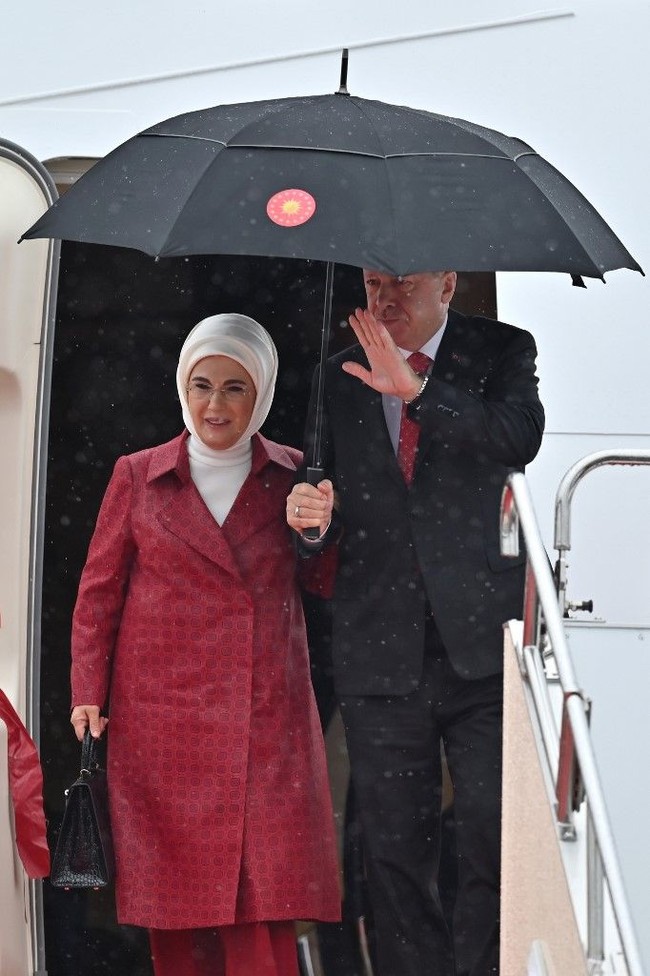 Emine Erdogan menentes tas Hermes Kelly berwarna hitam saat turun dari pesawat bersama suaminya. Tas Hermes tersebut harganya diperkirakan mencapai US$ 50 ribu atau sekitar Rp 700 jutaan. Foto: CHARLY TRIBALLEAU / AFP