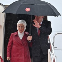 Emine Erdogan menentes tas Hermes Kelly berwarna hitam saat turun dari pesawat bersama suaminya. Tas Hermes tersebut harganya diperkirakan mencapai US$ 50 ribu atau sekitar Rp 700 jutaan. Foto: CHARLY TRIBALLEAU / AFP