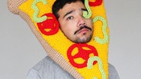 Phil mengaku sudah melakukan hal ini sejak 5 tahun yang lalu. Topi berbentuk pizza ini adalah kostum yang sering dibuat oleh Phil, lantaran pembuatannya yang mudah. Foto: instagram @chilliphilly