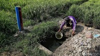 Para petani masih bisa mengairi sawahnya saat sejumlah wilayah kekeringan karena kekurangan pasokan air.