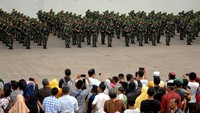 Sejumlah anggota TNI Angkatan Darat yang tergabung dalam Satgas pengamanan perbatasan RI-Papua Nugini, mengikuti upacara pemberangkatan di Pelabuhan Sukarno Hatta, Makassar, Sulawesi Selatan, Rabu (3/7/2019). ANTARA FOTO/Abriawan Abhe.
