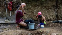 Warga Karawang harus mandi menggunakan sumber mata air yang lokasinya cukup jauh rumah. M Ibnu ChazarAntara Foto.