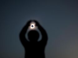 Ramai-ramai Nonton Bareng Gerhana Matahari