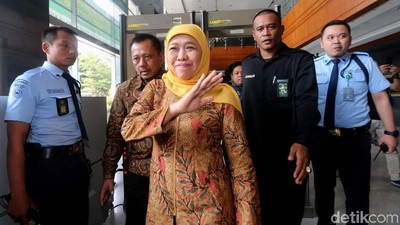 Senyum Khofifah Saat Jadi Saksi di Sidang Jual Beli Jabatan