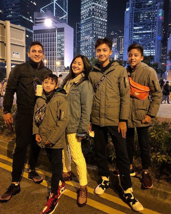 Beda keyakinan nyatanya tak menjadi penghambat dalam hubungan Frans Mohede dan Amara. Pada 1 Desember 1999 Frans dan Amara memutuskan untuk menikah di Hongkong. Frans sendiri menganut agama Kristen, sementara Amara adalah seorang Muslim. Foto: instagram