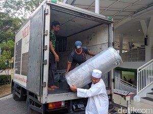 Binatu Bantu Cuci Gratis Karpet Masjid Bekas Dimasuki Anjing