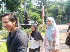 Ditemani Suami, Fairuz A Rafiq Siap Klarifikasi soal Ikan Asin