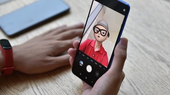 Xiaomi melengkapi dengan fitur Mimoji. Foto: Sina Mobile