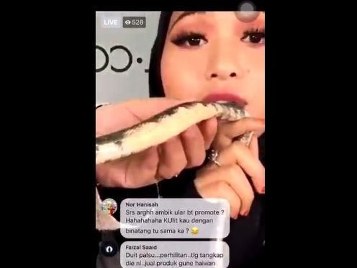 Tutorial makeup pakai ular dihujat. Foto: Dok. Twitter Tutorial makeup pakai ular dihujat. Foto: Dok. Twitter