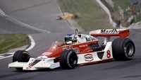 Pebalap Prancis Patrick Tambay yang bergabung dengan tim McLaren ikut serta dalam ajang GP Inggris di tahun 1978. Don Morley/Getty Images.