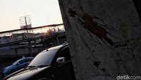Bangunan tua yang terbengkalai di kawasan DKI Jakarta itu terbilang cukup banyak. Semacam kawasan kota tua. Bahkan ada juga yang menjadi cagar budaya.