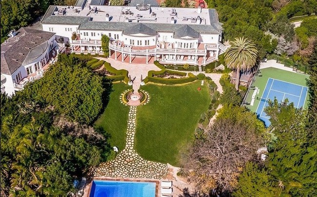 Maison du Soleil adalah satu hunian mewah yang mungkin bakal membuat kamu terperangah. Betapa tidak, dari halamannya saja luasnya bukan main. Rumah yang berada di Sunset Boulevard, Los Angeles, AS, ini berdiri di atas lahan seluas 2.787 meter persegi. (Foto: Dok. Variety)