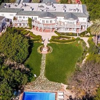 Maison du Soleil adalah satu hunian mewah yang mungkin bakal membuat kamu terperangah. Betapa tidak, dari halamannya saja luasnya bukan main. Rumah yang berada di Sunset Boulevard, Los Angeles, AS, ini berdiri di atas lahan seluas 2.787 meter persegi. (Foto: Dok. Variety)