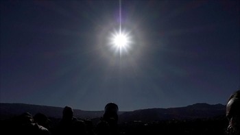 Seperti dilansir media Inggris, BBC dan media India, FirstPost, Selasa (2/7/2019), GMT akan disaksikan secara langsung oleh orang-orang yang berada di Samudra Pasifik, Chile dan Argentina pada Selasa (27/2019) kemarin. (Foto: Reuters)