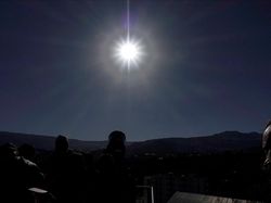 Ramai-ramai Nonton Bareng Gerhana Matahari